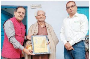 Read more about the article निदेशक डॉ. दवे ने घर पहुंच कर किया प्रो. हाशमी को अभा पुरस्कार से सम्मानित