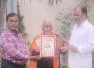 Read more about the article डॉ. वीरेन्द्र कुमार दुबे सम्मानित