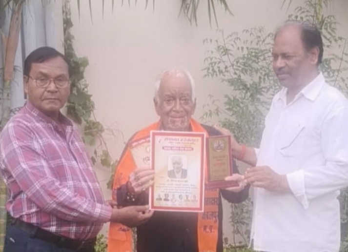 Read more about the article डॉ. वीरेन्द्र कुमार दुबे सम्मानित